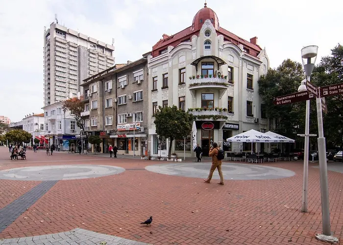 Top Location In Center And Paid Parking