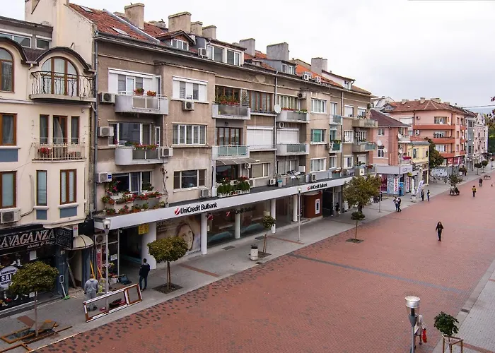 Top Location In Center And Paid Parking