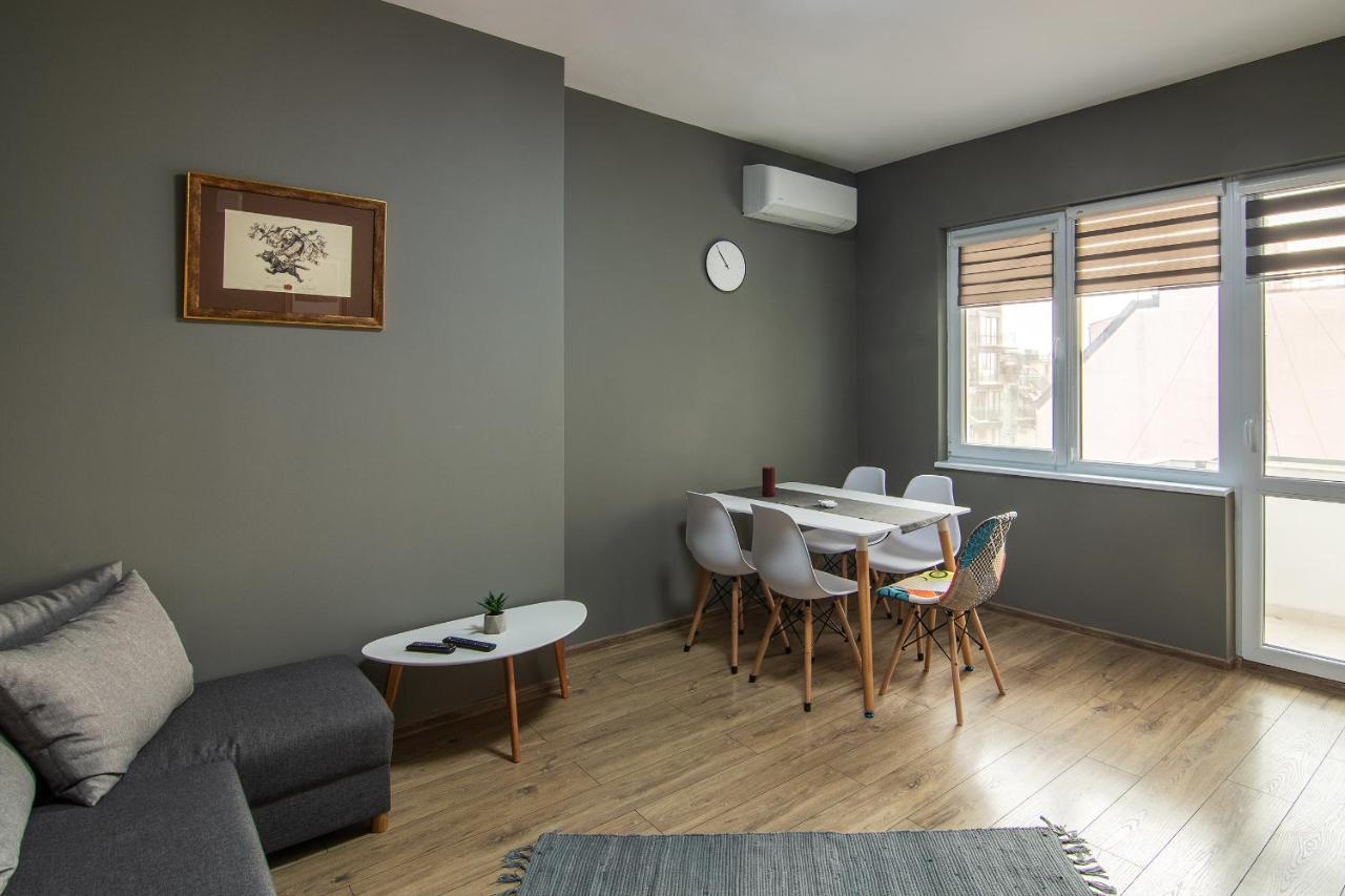 Location In Center And Paid Parking דירה *